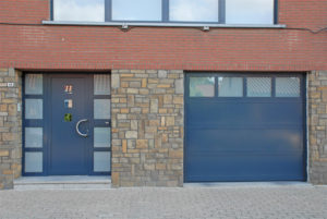 Sectionaalpoort in aluminium kaders en sandwichpanelen en aluminium voordeur in partnerlook