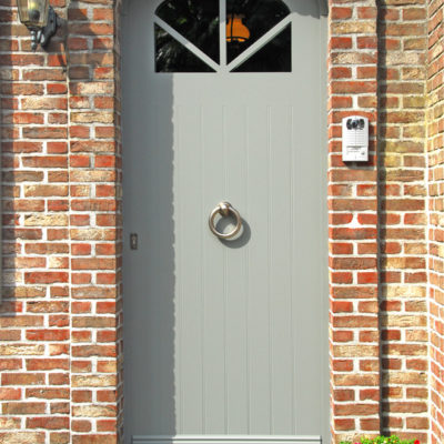 Presence cottage voordeur met vertikale infrezingen, sierplint onderaan en een gebogen raam