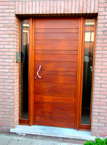 Systematisch persoon gisteren houten-voordeur-in-meranti-met-horizontale-planken-en-2-zijlichten | Buma